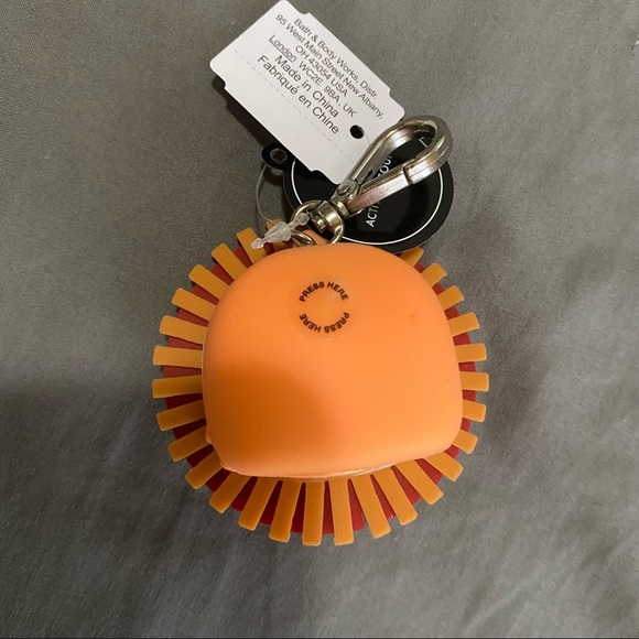 Bath and body works Lion pocketbac sanitizer keychain - Picture 2 of 3